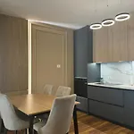 Center * تيرانا